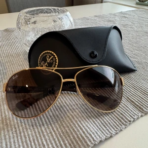Rayban solglasögon 3386 - Nya oanvända. Modell RB3386, lite mer sportig modell än deras vanliga pilot solglasögon :)  Går att intyga i butik där de säljer rayban (tex synsam), att dem är äkta :)   #raybansunglasses #rayban #raybansolglasögon #solglasögon #pilotsolglasögon #trendigt