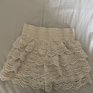 Snygg spetskjol - Säljer denna spetskjolen för endast 250kr!! Garnet har gått lite av på andra lagret vilket inte syns så det första lagret täcker. Därför säljer jag den för billigare pris. 