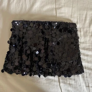 Svart glitter/paljettkjol STL S - Mycketbra skick! Meddela vid frågor/ fler bilder (har en i även silver som är uppe nu kolla gärna in)