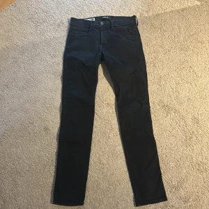 Replay anbass  - Replay anbass sommarens hit, storlek w31, använda ett fåtal gånger där av man kan säga de är helt nya, lägg ett bud eller köp direkt!!!