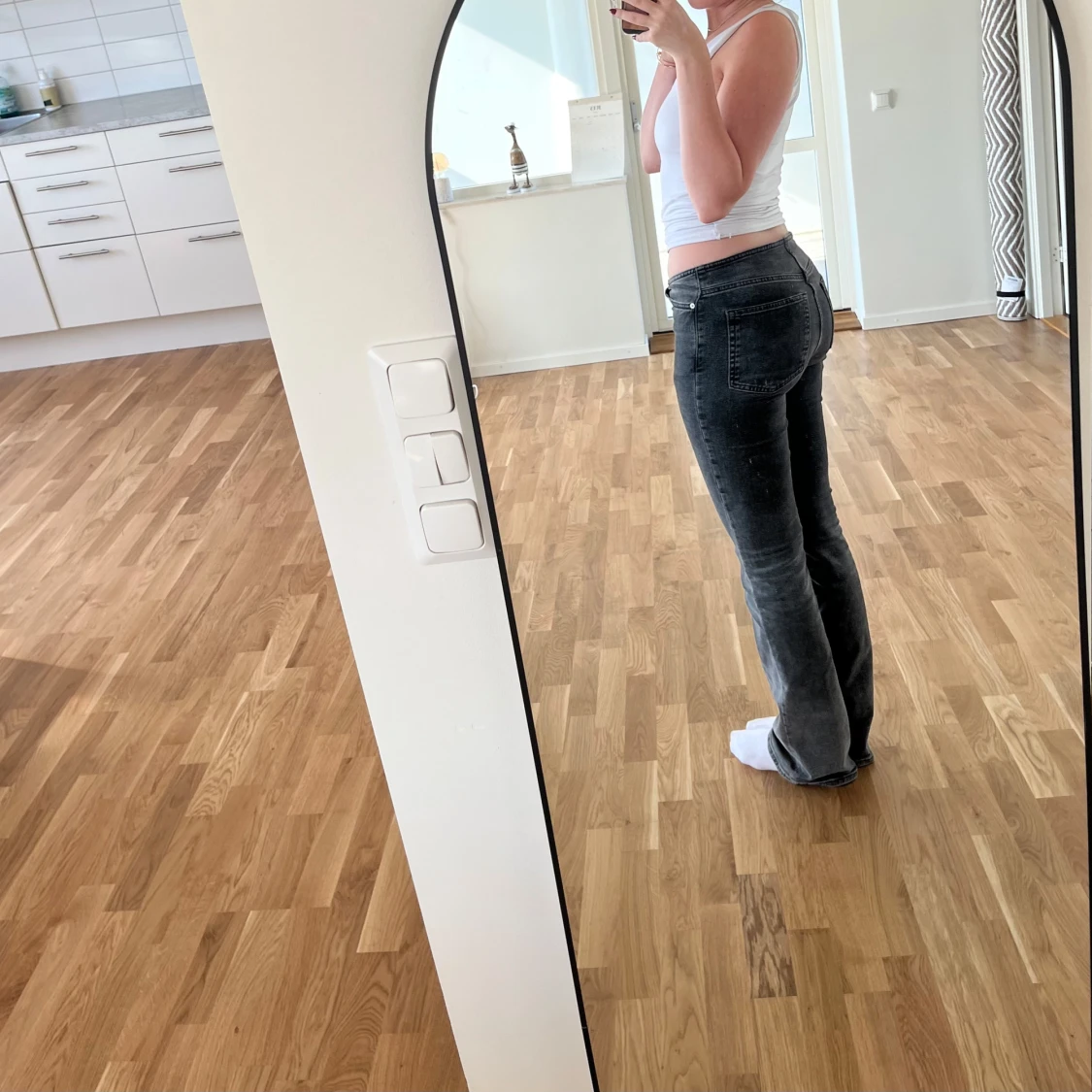 Gråtvättade lågmidjade bootcut jeans