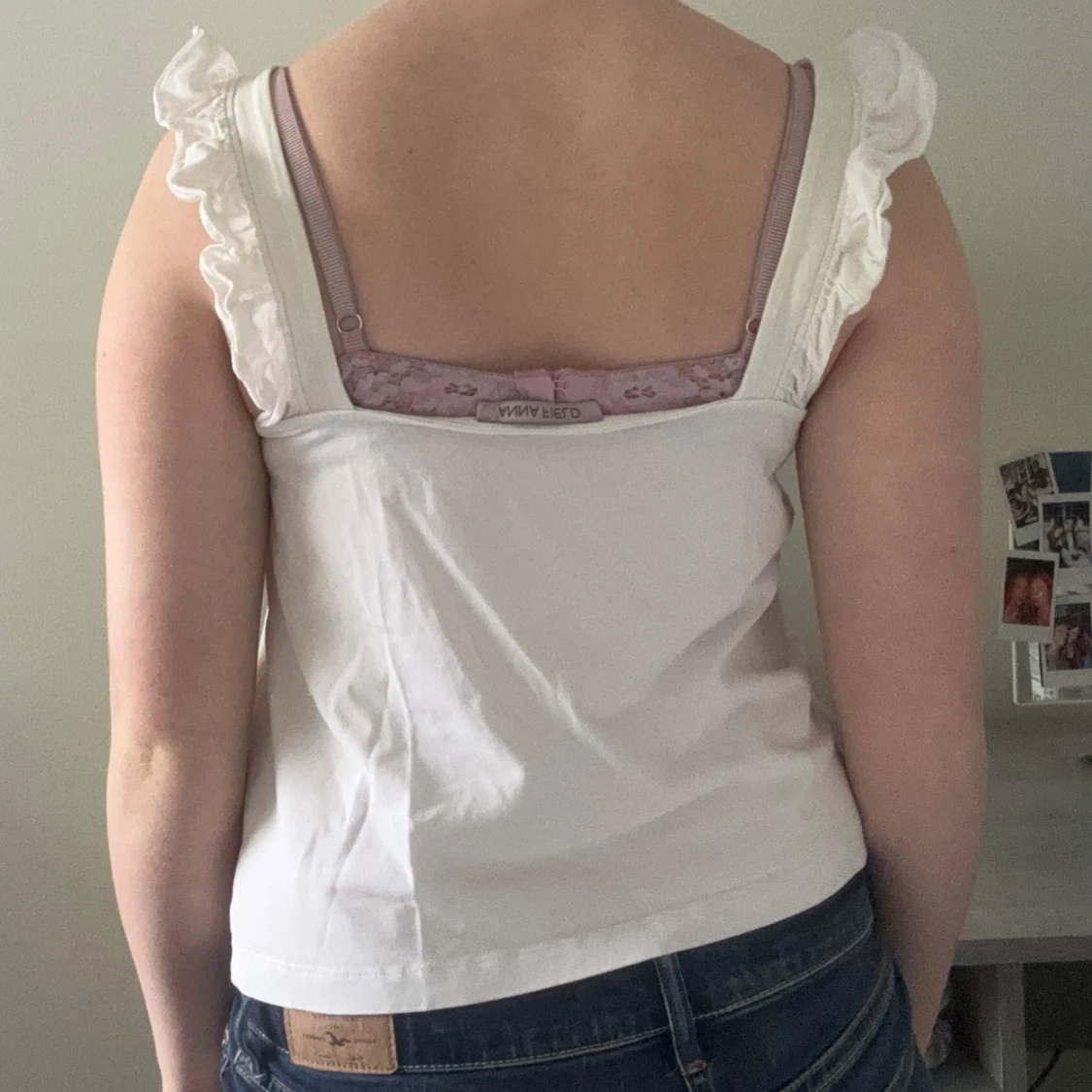 Vit linnetopp med volangaxelband - 1