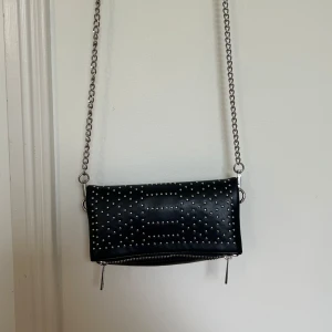 Väska  - Supersnygg väska som knappt är använd, inga defekter!