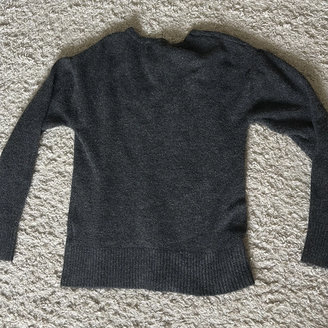 Mörkgrå v-ringad stickad tröja  - 1