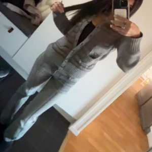 Grå bootcut jeans med låg midja  - Låg midjade Gina jeans Young. Storlek 158 säljer pga de e korta.