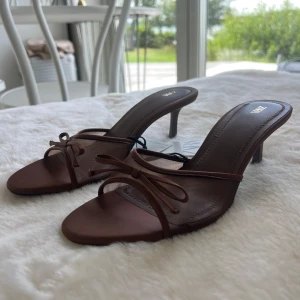 Bruna klackar från Zara - Så snygga bruna sandaler från Zara med smal klack och öppen tå. Helt nya. Nypris 379🤎 Storlek 40, passar mig som är 39