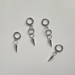 Örhängen silver - 2 pack örhängen från ICONIC SILVER. Köpta på plick men aldrig använda! Mer information finns på bild 2 som är från deras hemsida! Vid önskan om fler bilder kontakta mig. Köparen betalar frakten!