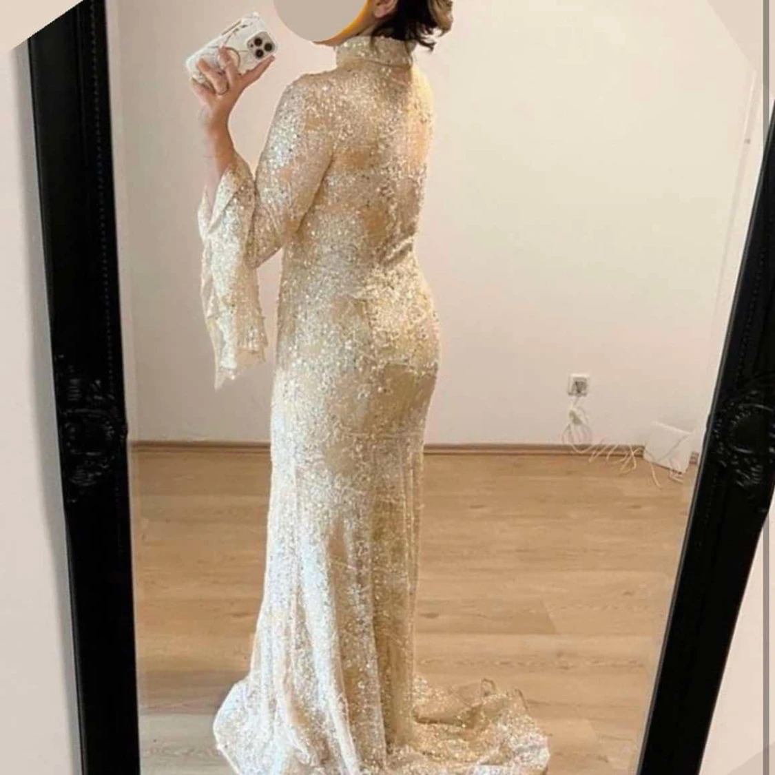 Glittrig champagnefärgad långklänning - 1