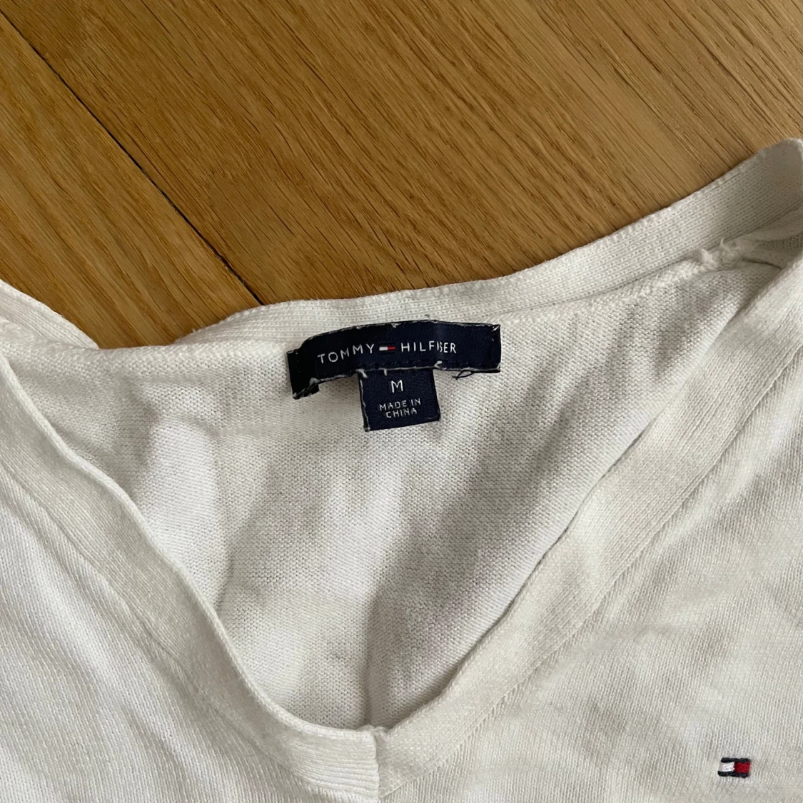 Vit v-ringad tröja Tommy Hilfiger - 1