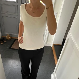 Beige topp - Beige kortärmad tröja från H&M i storlek S. Fint skick. Använd gärna köp nu!