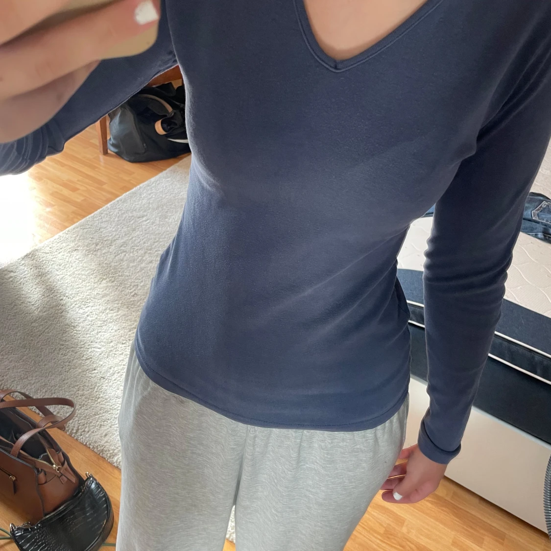 Mörkblå långärmad v-ringad tröja - 3