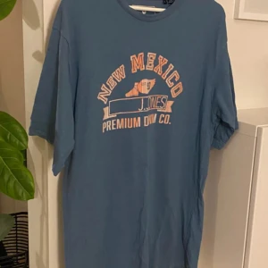  t-shirt från Jack & Jones - Oversize! L Säljer en blå t-shirt från Jack & Jones med tryck. T-shirten har rund hals! Mycket bra skick! Inga skador eller anmärkningar! Intresserad? Fler bilder? Säg till! 