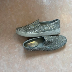 Michael Kors slip on sneakers - Mycket bra skick! Bara lite smutsiga som ni ser. Så fina och unika men har så många andra skor.  Skriv om du vill köpa annat på min sida så kan du få paketpris och slippa betala dubbelfrakt.