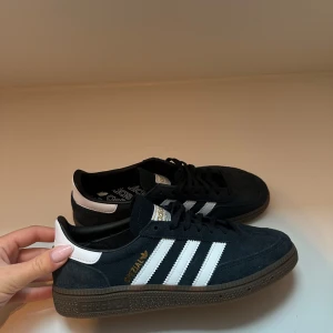 Adidas Spezial svarta sneakers mocka - Helt nya Adidas Handball Spezials i Unisex modell, färg Core Black. Storlek 38. Kan hämtas i Danderyd alternativt skickas. Pris kan diskuteras vid snabb affär.
