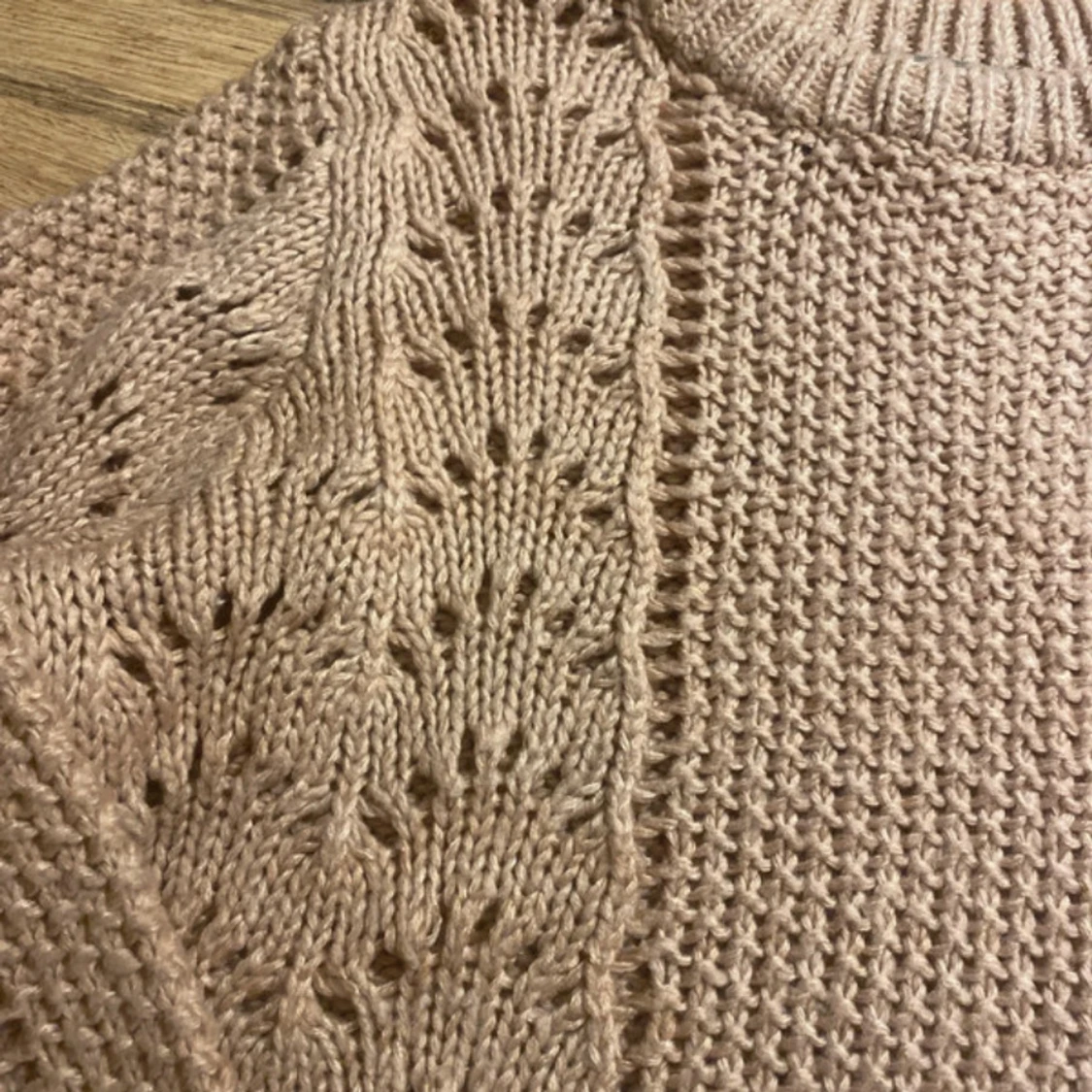 Beige stickad tröja med hålmönster - 1