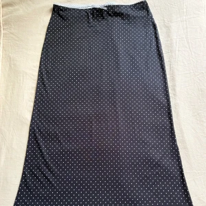 Prickig kjol - Prickig kjol som bara har använts en gång 🤍