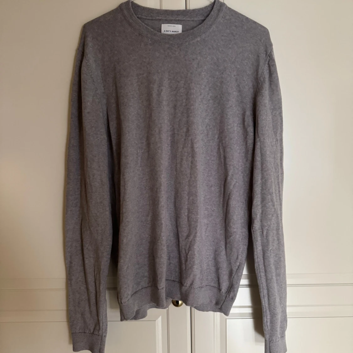 Grå stickad tröja från A days march