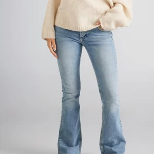 Jeans från junkyard  - Säljer mina fina jeans från junkyard eftersom de är lite för stora för mig💞 De är sparsamt använda och i bra skick💞 Jeansen är lite slitna längst ner då de är ganska långa för mig som är 173💕Nypriset på jeansen är 600kr