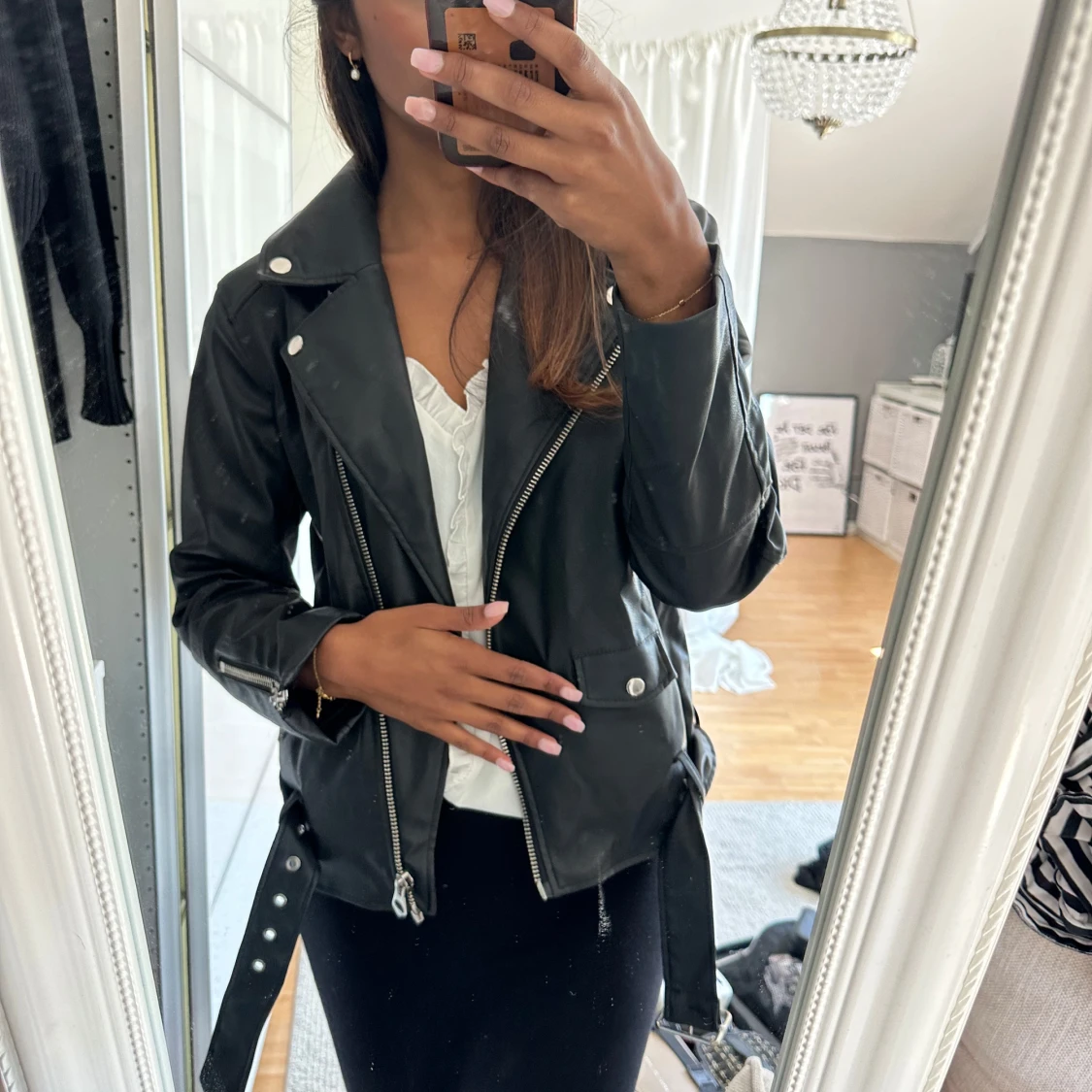 Svart skinnjacka med bälte och dragkedjor - 1