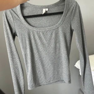 Grå ribbad långärmad tröja Nelly - Säljer en grå långärmad tröja från Nelly i storlek S. Tröjan är ribbad med rund, djup urringning och har en slim passform.