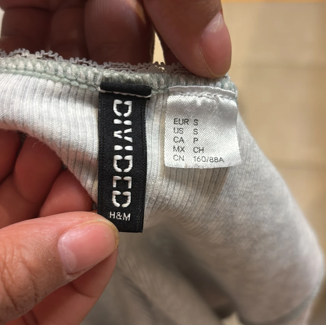 Grå croppad topp från H&M Divided - 3