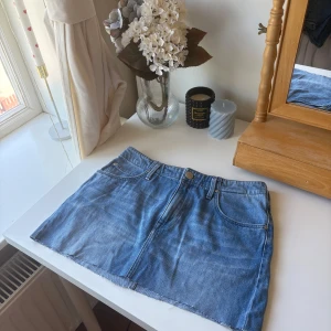 Blå jeanskjol från Lee - Super snygg mini kjol från lee som tyvärr är för liten för mig. Helt oanvänd och är i väldigt bra skick.😊💕✨