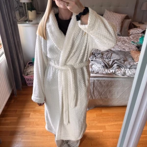 Mysig morgonrock  - En mysig morgonrock från Jysk i storlek s/m. Köpte förra året men har inte använt så mycket. Den är vit i ett fluffigt material. Skön på morgonen när man fixar sig eller liknande. Hör av dig vid frågor💗☺️