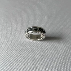 Emblème de la Fleur Noire - Ring with Fleur-de-Lis motifs encircling the band, complemented by engraved symbols and inscriptions on the underside. Size US 8.