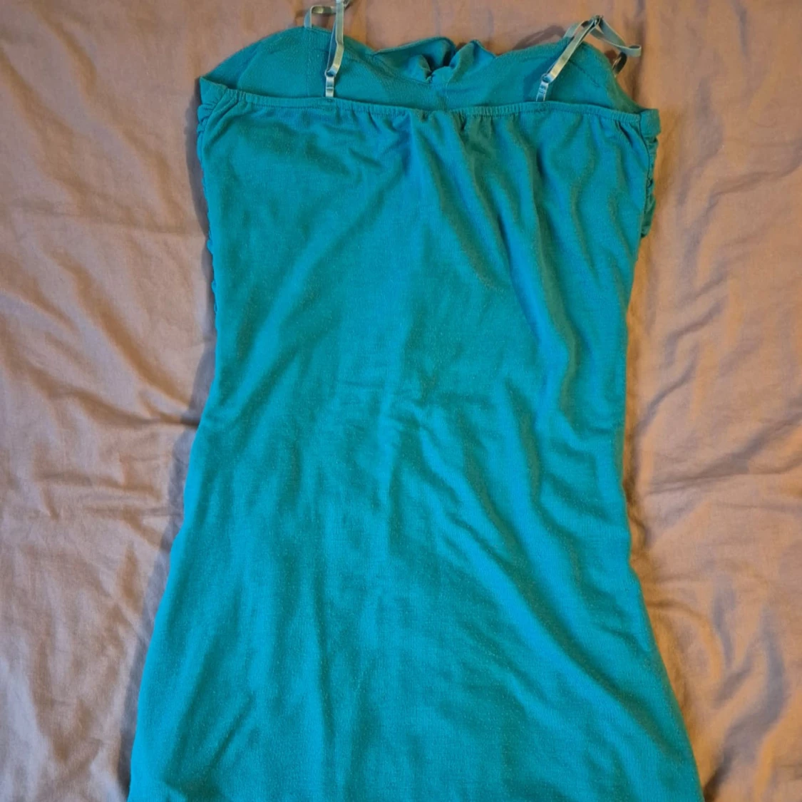 Turkos kortklänning med volangdetalj - 2