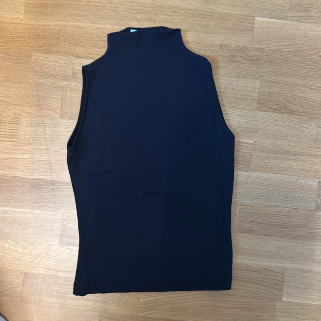 Svart ärmlös polotopp