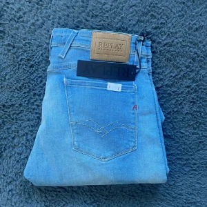 Replay Anbass jeans  - Helt nya Replay jeans! Börja följ!!!Tyvärr kan jag inte skicka bild när jag själv bär plagget då jag för det första ofta inte kan ha storlekarna jag säljer och för det andra skulle det bli alldeles för mycket jobb när jag säljer så mycket, så jag rekommenderar att man kikar måtten på sista bilden heller googlar på modellnamnet för att se passformen :) längd 96cm midja 43cm benvidd 16,5cm