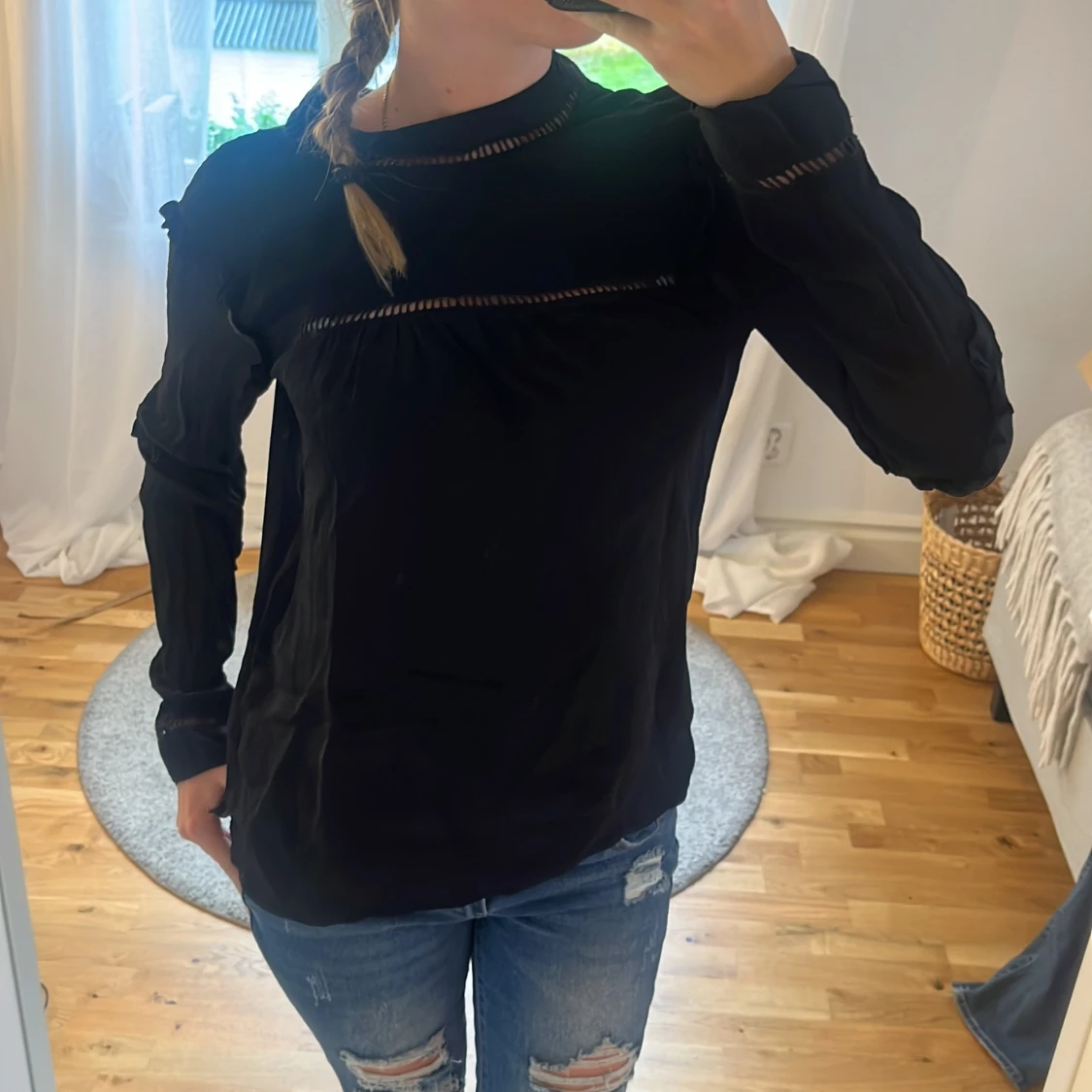 Svart blus med detaljerade sömmar