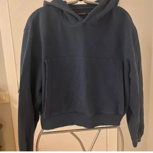  Hoodie från Threadbare!  - Säljer  en stilren mörkblå hoodie med en klassisk design. Den har en stor ficka framtill och en bekväm huva. Perfekt för en avslappnad look. Fint skick! Munkjacka/hoodie/luvtröja