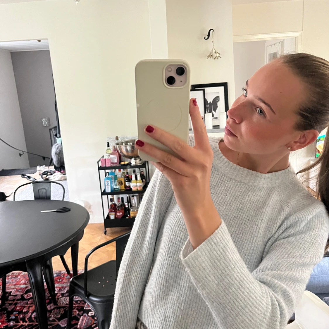 Ljusgrå stickad tröja med rund hals