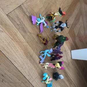 Små My little pony figurer  - Bilden visar flera färgglada plastfigurer från My Little Pony. Figurerna är populära bland unga och samlare, perfekta för lek eller dekoration.