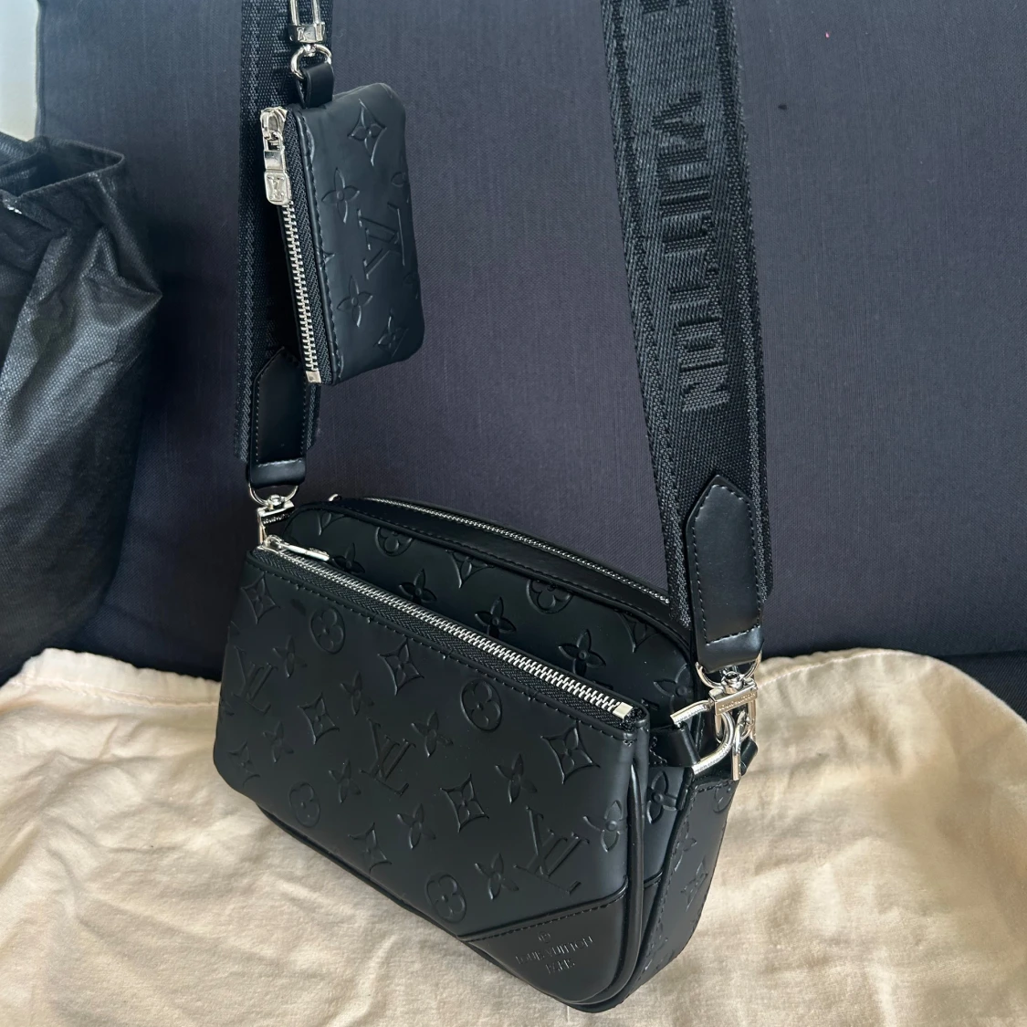 Svart axelväska i konstläder - 1