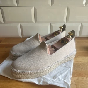 Grand le mar espandrillos  - Ett par riktigt schyssta espandrillos från Grand le mar  . Storlek 43. Mycket bra skick, använda fåtal gånger.  Allt og (dustbag) kommer med. Nypris 1099kr. Köp för endast 499kr🤝