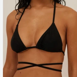 Bikinitopp - Köpt på bikbok i storlek S (lappen är borta men är rätt säker på storleken). Knappt använd. Långa band som man kan knyta😍Köp köp köp! (Den första bilden är inte från Bikboks hemsida, men bikinin ser ut så på!)