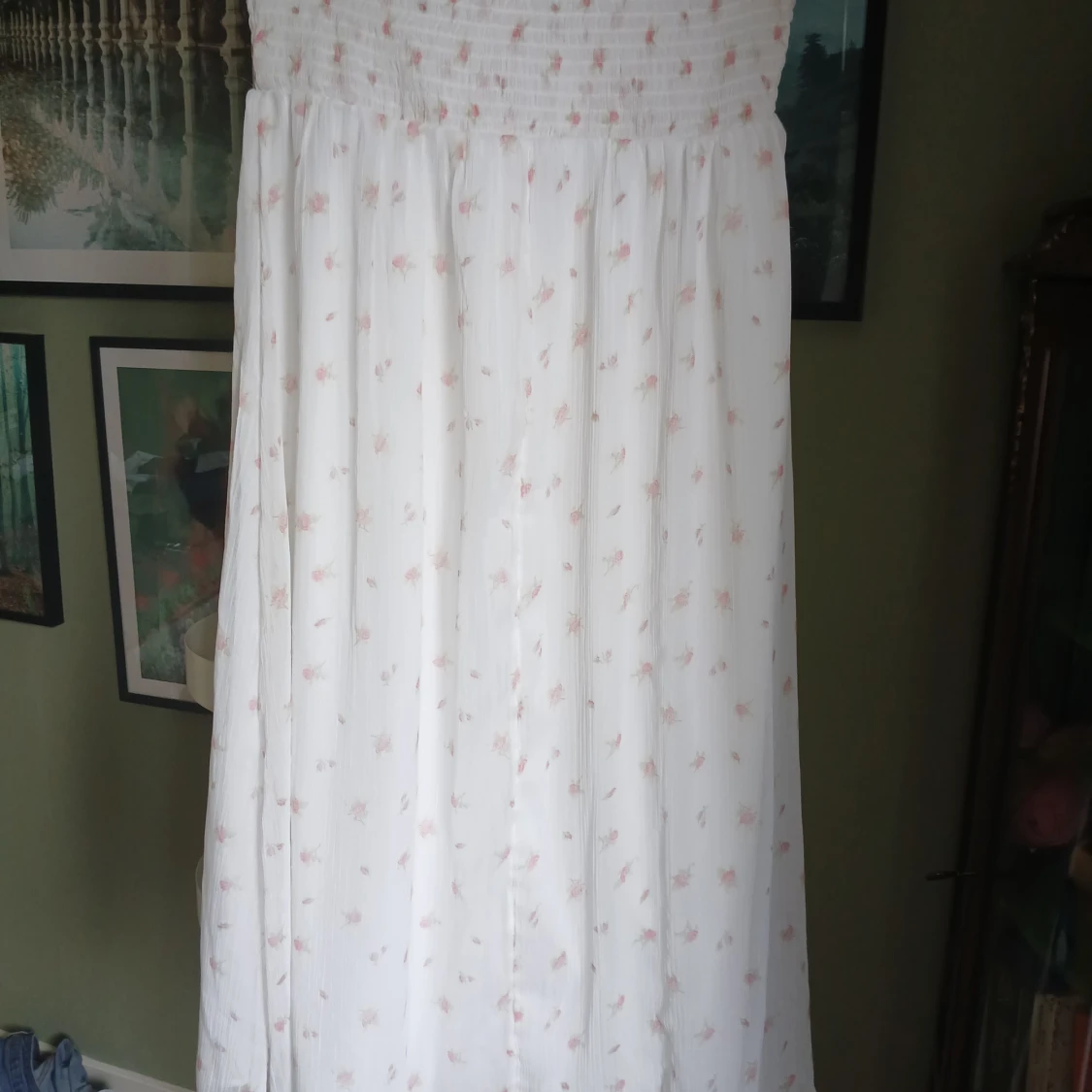 Vit långkjol med små blommor - 1