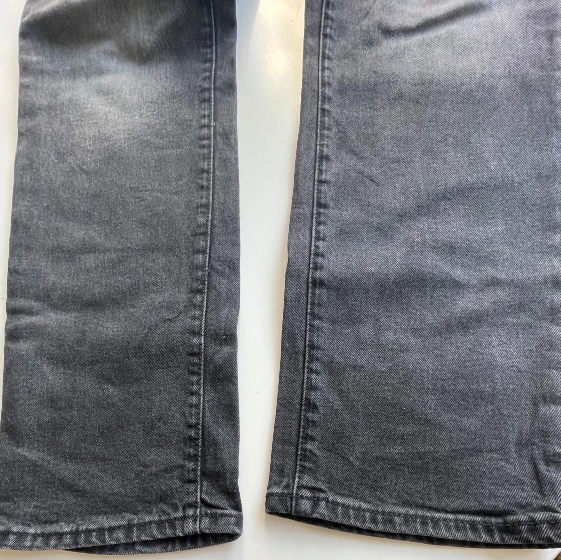 Grå straight fit jeans från H&M - 3