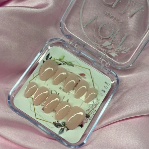 NudePink (M);Short Almond - Snygga gelé press-on naglar i nude färg. Naglarna har en glansig finish och en elegant mandelform. Perfekt för dig som vill ha en clean och stilren look utan att behöva gå till salong. Kommer i storlek M: 16 mm, 12 mm, 12,5 mm, 11,5 mm, 10 mm 