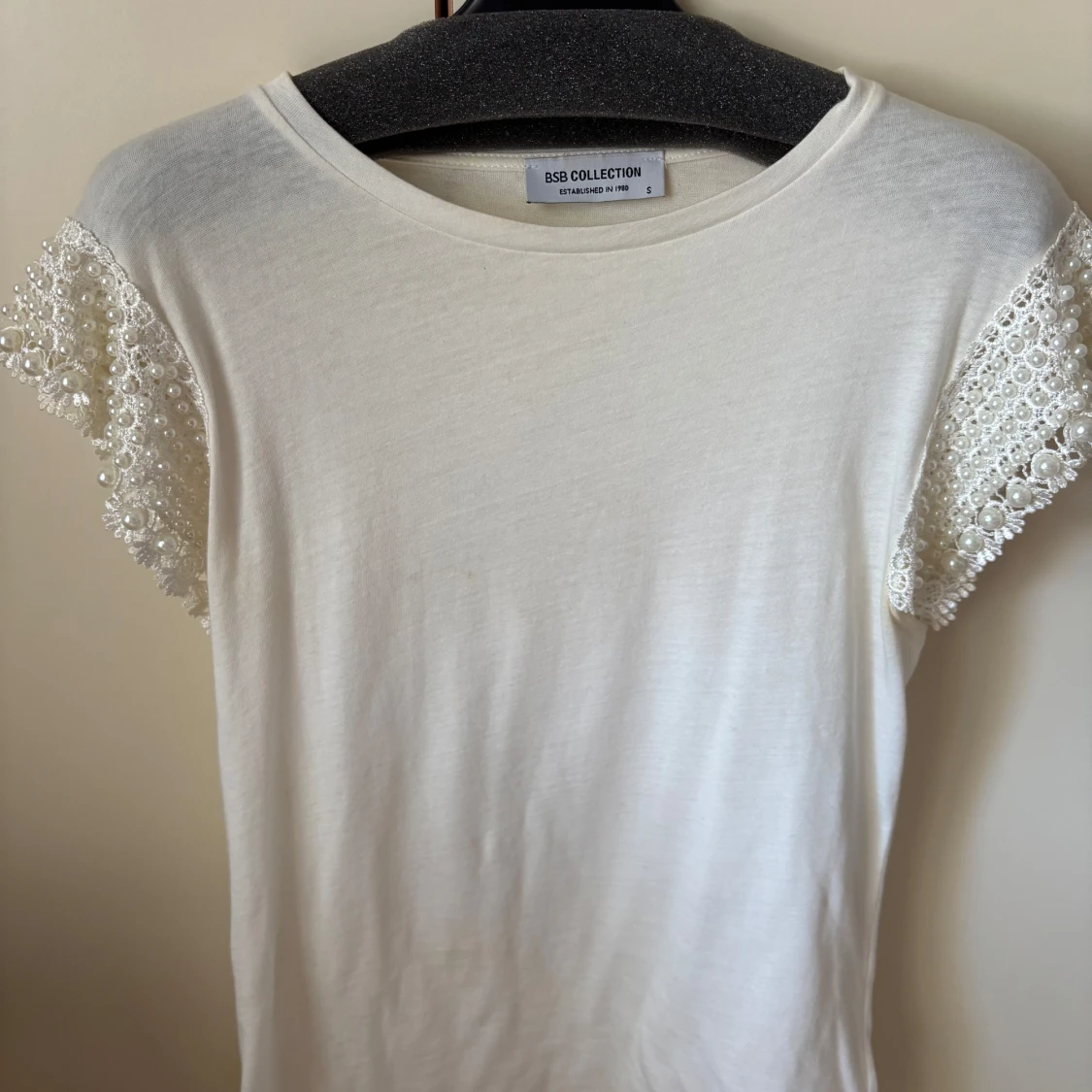 Vit topp med pärlade ärmar BSB Collection