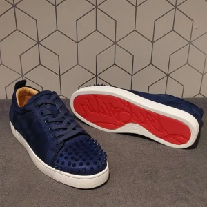Marinblå Christian Louboutin med nitar - Säljer ett par marinblå Louboutins mocka med nitar || Storlek 42 || dustbag medföljer || pris kan diskuteras vid snabb affär