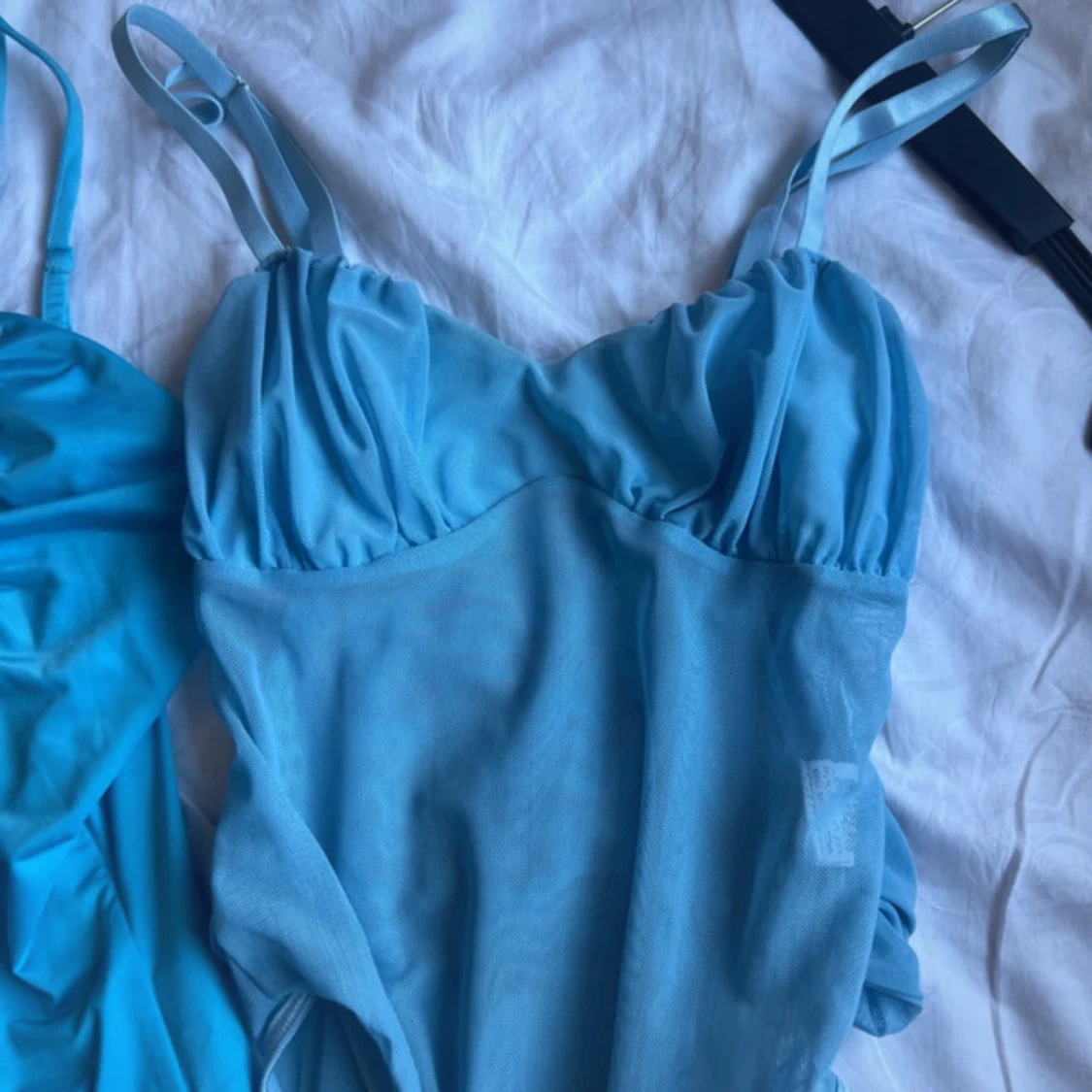 Två blå linnetoppar med smala axelband - 1