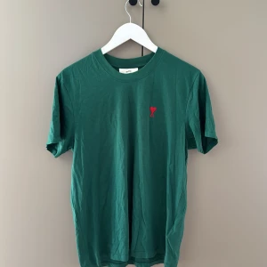 Grön t-shirt från Ami Paris - Snygg grön t-shirt från Ami Paris i storlek s NYSKICK!