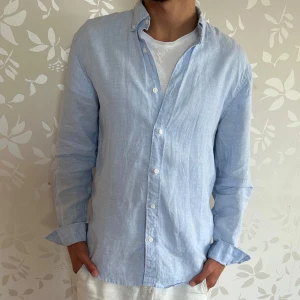 Ljusblå linneskjorta  - | Säljer en snygg ljusblå skjorta från C&A i 100% linne | skjortan är i mycket bra skick | om det är något ni undrar över, så hör av er!!!