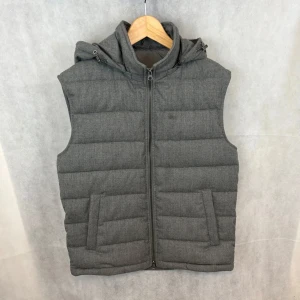 Bruun stengade väst  - Toppen skick! Modellen är 185 och bär M. Annonsen är återpublicerad. 