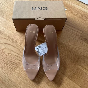 Klackar MANGO - Helt nya transparenta klackar från mango i storlek 35. Aldrig använda, säljer då de är lite för stora för mig, skulle säga att de passar till storlek 36. 