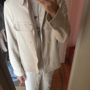 Overshirt Beige - Säljer en overshirt i färgen Beige. Knappt använd, i nytt skick. Hämtas i Gamla Enskede eller fraktas