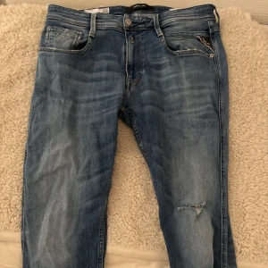 Replay Jeans slim fit - Säljer ett par feta slim fit Replay jeans, i storlek 32, knappt använda i superfint skick. Hämtas i Gamla Enskede eller fraktas